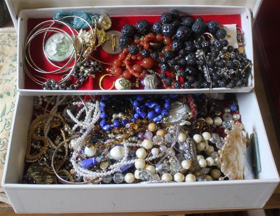 Qty of mixed costume jewellery(-)